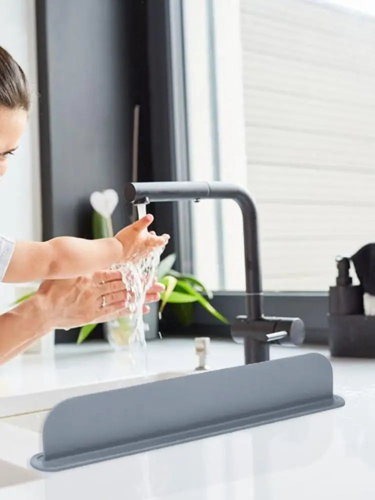 Kitchen Sink Splash Guard 20 Inch Reusable Suction Silicone Kitchen Counter Edge Water Guard for Bathroom Counter Basin Vanity